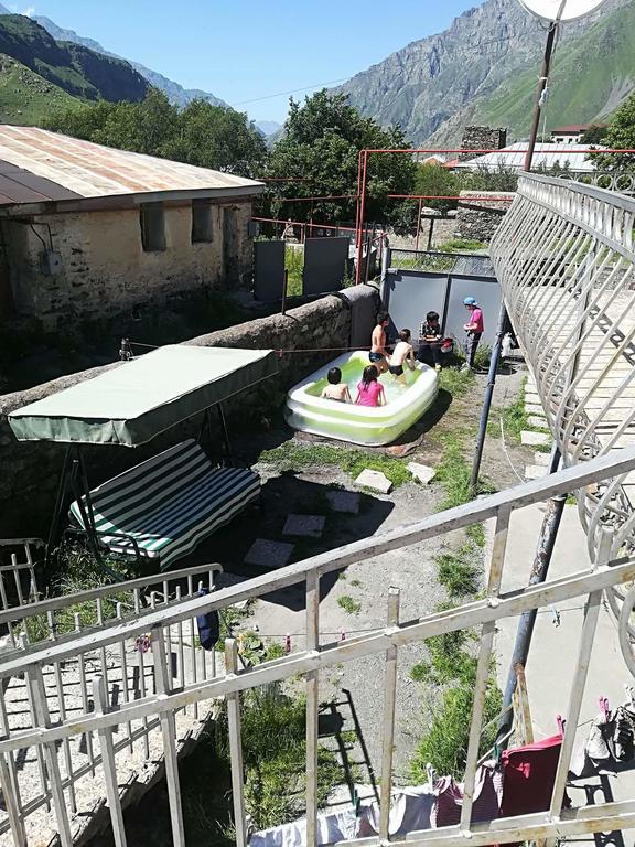 Nikoloz Guesthouse Казбеги Екстериор снимка