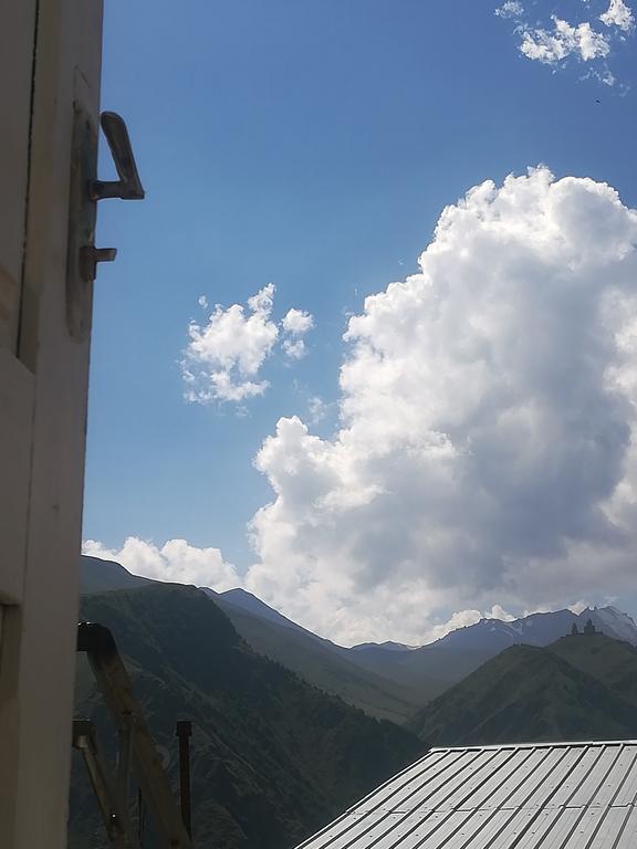 Nikoloz Guesthouse Казбеги Екстериор снимка