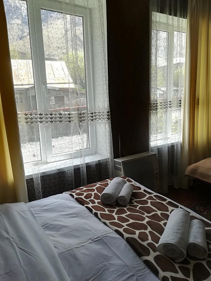 Nikoloz Guesthouse Казбеги Екстериор снимка
